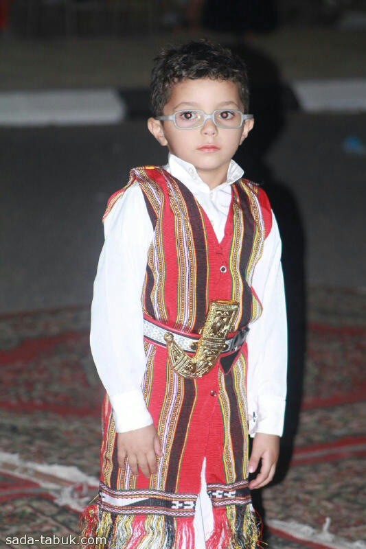 طفل بزي شعبي خلال مهرجان صيف تبوك بعدسة احمد بن نجم 