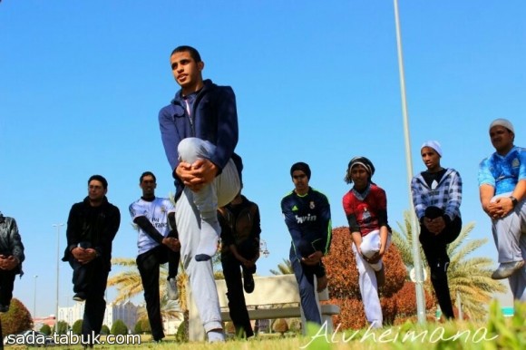 عدد من الشباب يمارسون الرياضة باحد المنتزهات ( عدسة عبدالقادر الفحيماني )