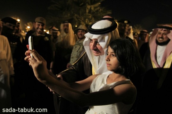طفلة الورد تلتقط "سيلفي" في مهرجان الفاكهة مع أمير تبوك - ( عدسة ) عبدالكريم الجابري