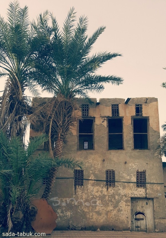مشهد لأحد المباني القديمة في محافظة ضباء - ( عدسة: صدى تبوك )