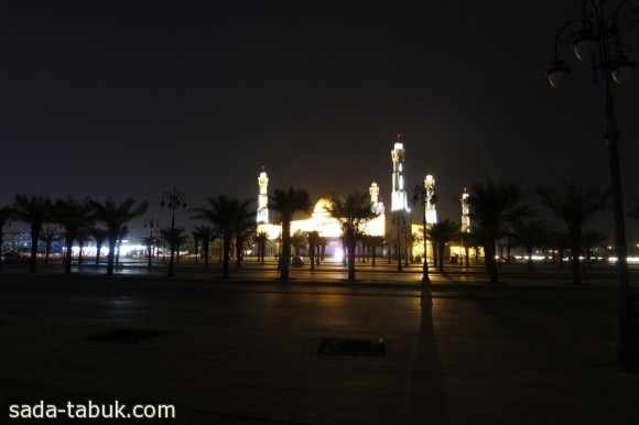 مسجد الوالدين يشع مع إطفاء أضواء ميادين وشوارع تبوك - عدسة ( عبدالكريم الجابر )
