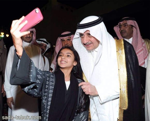 سيلفي فاخر لطفلة مع أمير تبوك في مهرجان العيد ( عدسة - فهد العساف )