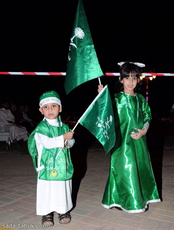 أطفال تبوك يحتفلون باليوم الوطني - بعدسة ( فهد العساف )
