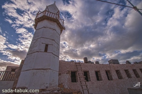 مسجد الأشراف بمحافظة الوجه أحد المساجد المعمرة بني عام ١٢٧١ هجرية - عدسة محمد الشريف