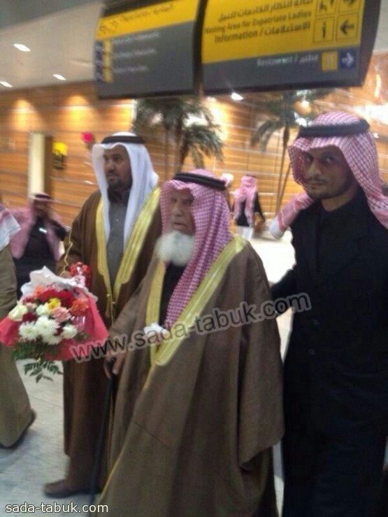  الشيخ علي الحمري يعود للوطن بعد رحلته العلاجية