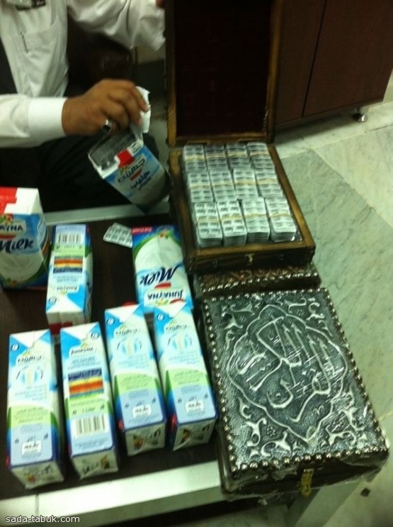 صدى تبوك تحصل على صورة لكيفية تهريب المصري الجيزاوي للمخدرات في الحليب وعلب المصحف