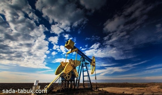 النفط ينزل 1% بعد زيادة مخزونات الخام والوقود الأمريكية