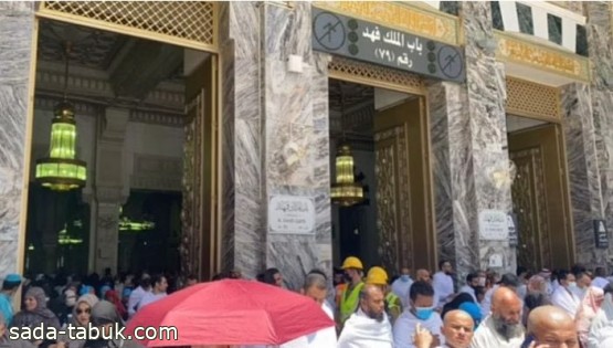 "الدفاع المدني": التجمع عند أبواب الحرم يعيق حركة المصلين ويهدد سلامتهم
