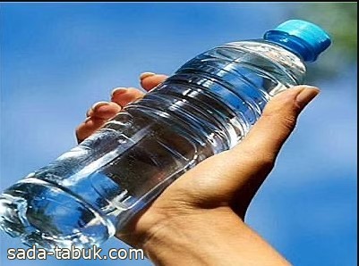 هل شرب المياه من العلب البلاستيكية مُضِر؟ "مجلس الصحة الخليجي" يجيب