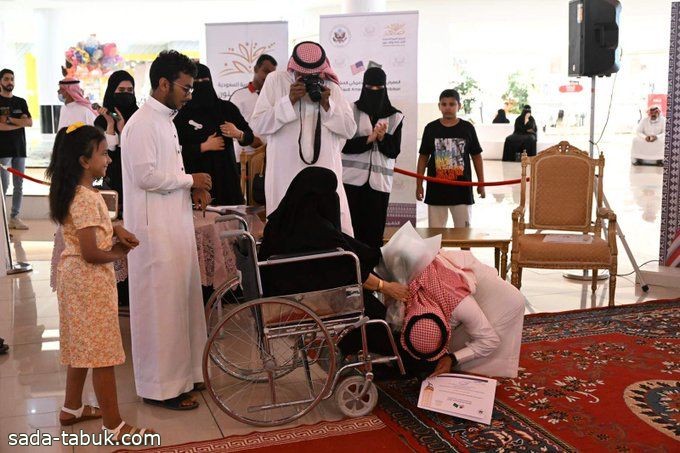 صورة تلفت الأنظار للمصور المتميز "محمد الشقيقي" ووالدته في ختام حفل المعرض السعودي الأمريكي