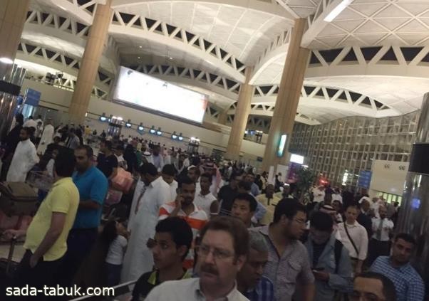 بيان من مطار الملك خالد بشأن فيديو تكدس المسافرين في المطار