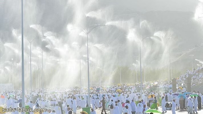 «رذاذ الماء» يتطاير لتلطيف الأجواء في عرفات