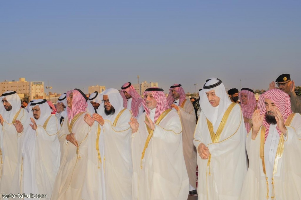 أمير منطقة تبوك يؤدي صلاة عيد الأضحى المبارك مع جموع المصلين