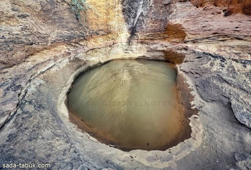 عمرها قد يتعدى آلاف السنين.. العثور على بركة صخرية مخفية في صحراء نيوم بالسعودية