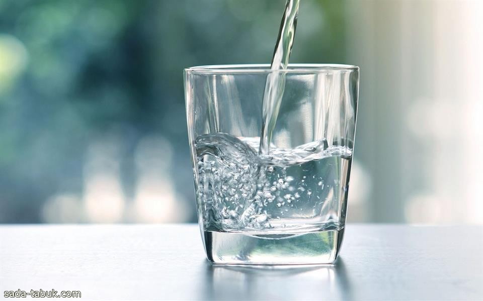 "الصحة الخليجي" يوضح حقيقة وجود فوائد لشرب الماء الدافئ بعد الاستيقاظ