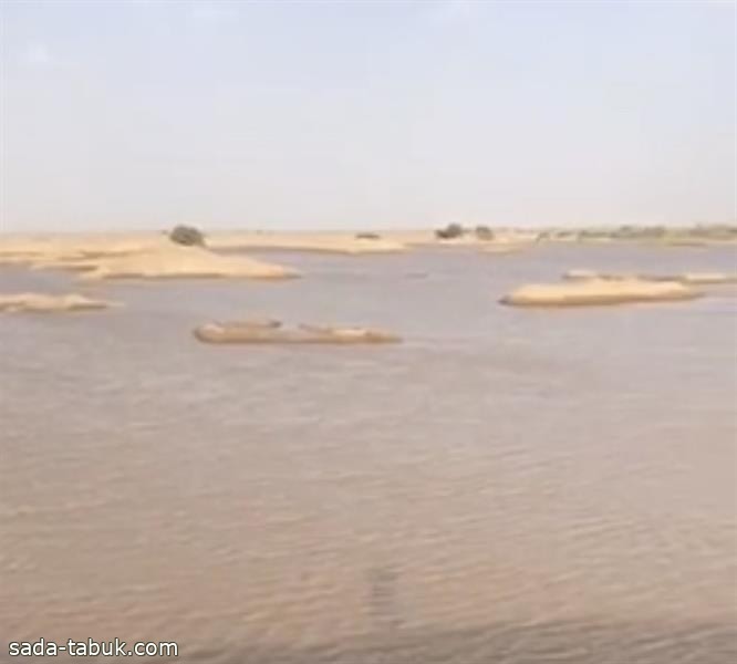 حفر تتحول لبحيرات شرق نجران بفعل الأمطار.. وتخوفات من تهديدها سلامة الأطفال والمارة
