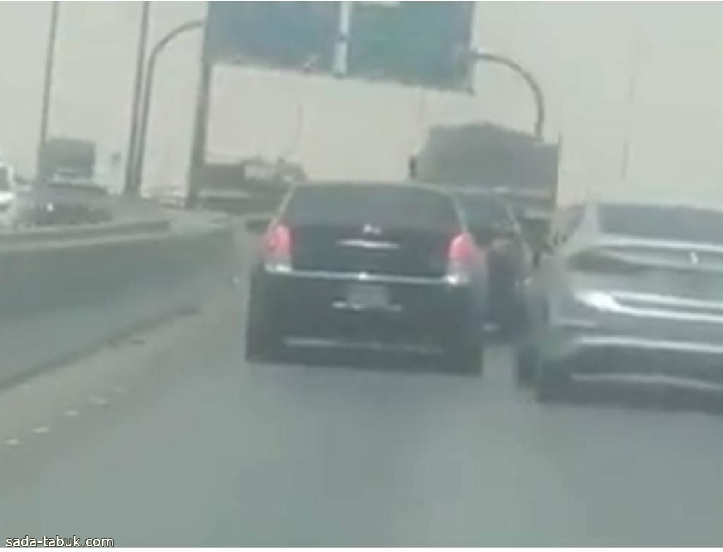 قائد سيارة في حالة غير طبيعية يصطدم بالمركبات في الرياض