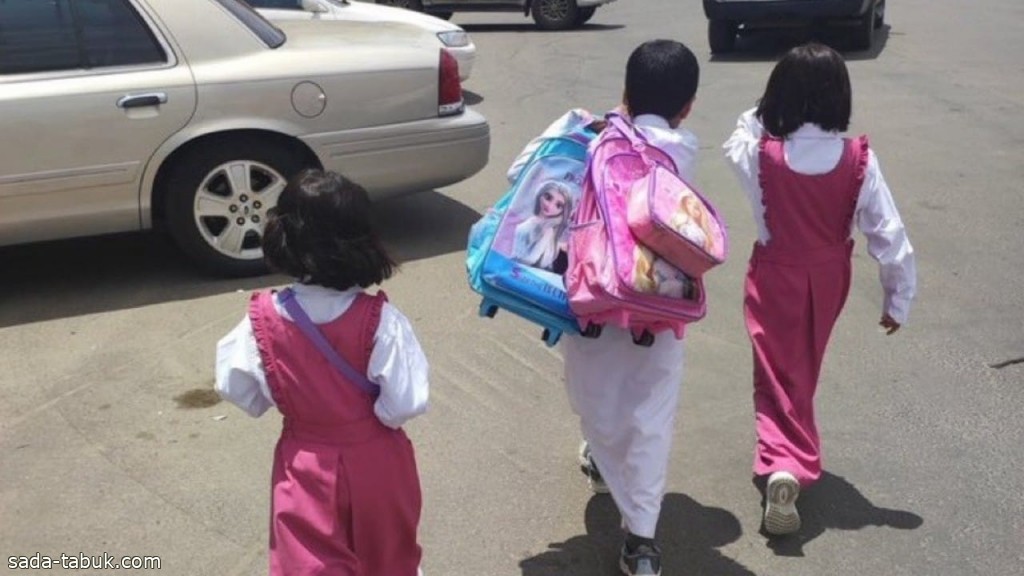 "الأخ هو السند الحقيقي" .. صورة: طفل يحمل حقائب شقيقاته أثناء عودته من المدرسة
