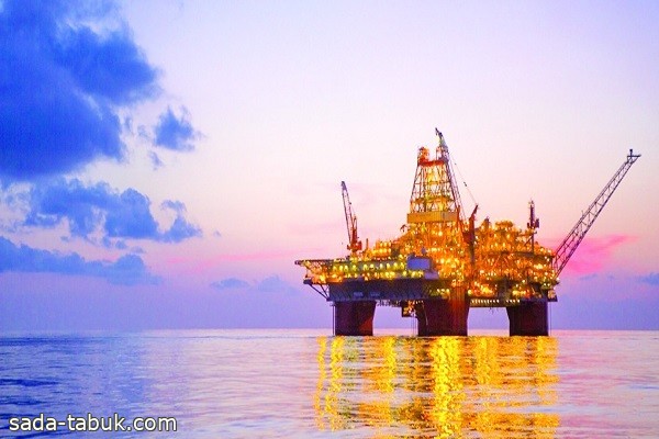 النفط يرتفع بدعم الإمدادات المهددة