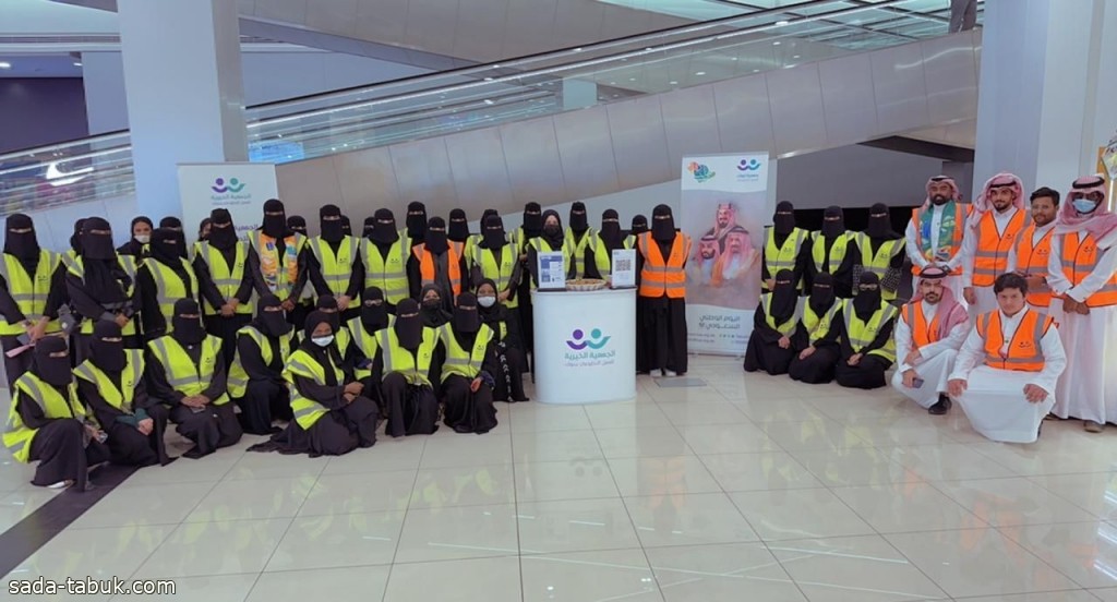 متطوعين ومتطوعات جمعية تبوك للعمل التطوعي يوزعون 5 الاف هدية بمناسبة اليوم الوطني السعودي 92