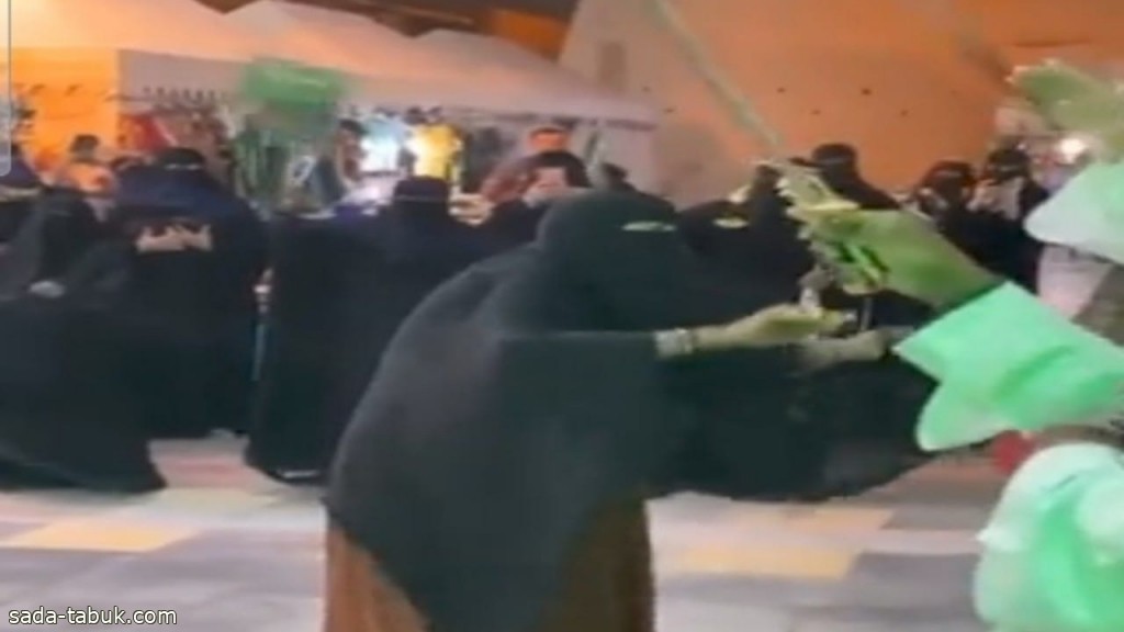 في مشهد عفوي .. بالفيديو: مواطنة مسنة ترقص العرضة بالسيف