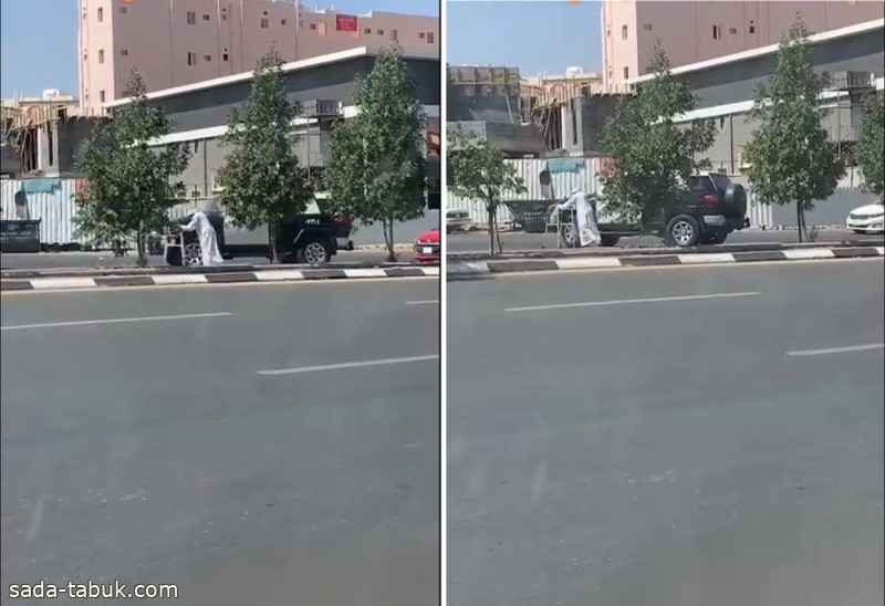 بالفيديو.. رجل أمن يساعد مٌسن على عبور طريق عام في المملكة بهذه الطريقة!