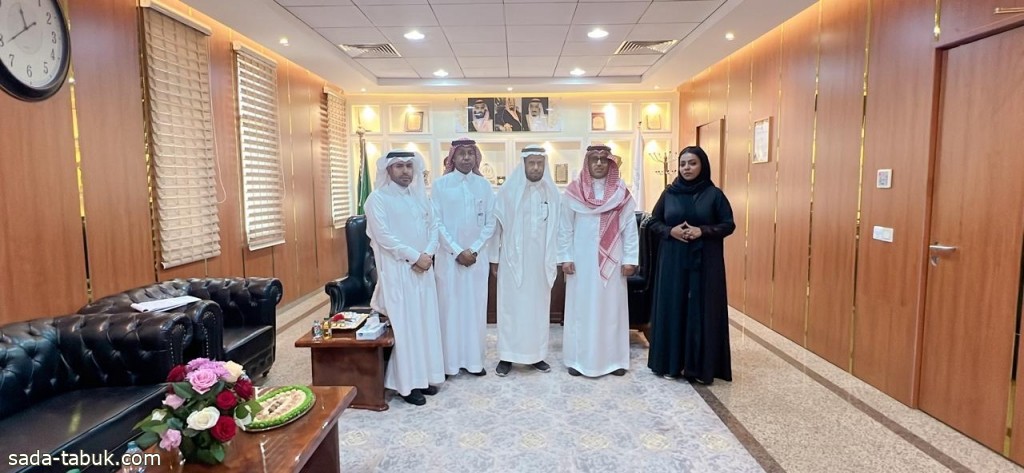 مدير عام فرع وزارة الموارد البشرية بتبوك يلتقي بفريق هيئة تطوير محمية الملك سلمان بن عبدالعزيز الملكية