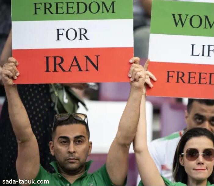 عدم ترديد النشيد الوطني وصافرات استهجان من جماهير إيران ضد بلدها!