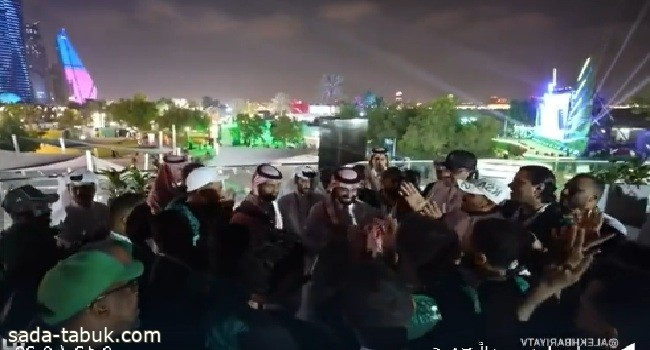 شاهد: وزير الرياضة يشعل حماس الجماهير السعودية في الدوحة