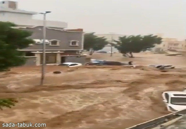 بالفيديو: الأمطار تغرق السيارات والشوارع في جدة