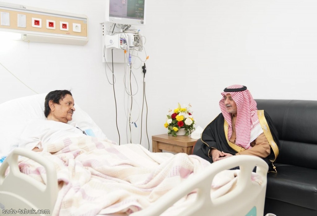 أمير تبوك يطمئن على صحة الشيخ أحمد الخريصي