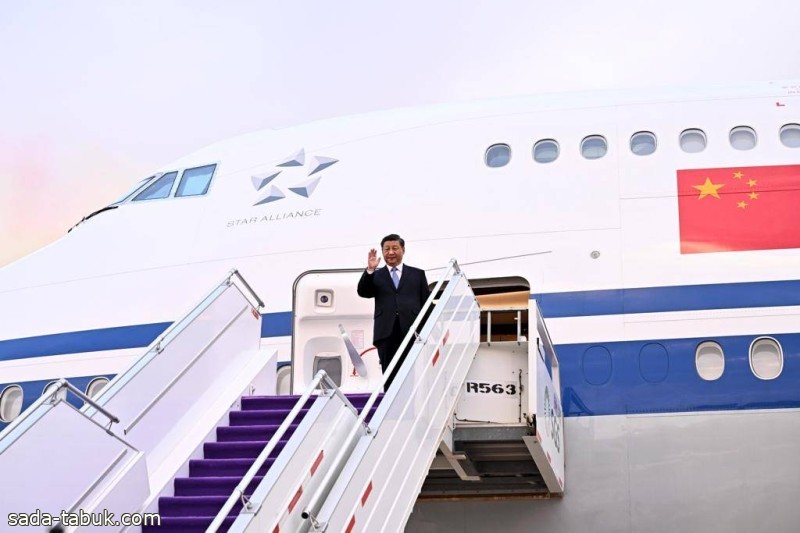 بدعوة من خادم الحرمين.. رئيس الصين يصل إلى الرياض