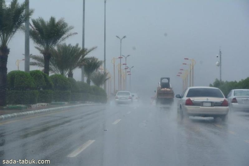 "أمن الطرق" يُحذر مستخدمي الطرق في مكة وعسير من الأمطار والرياح