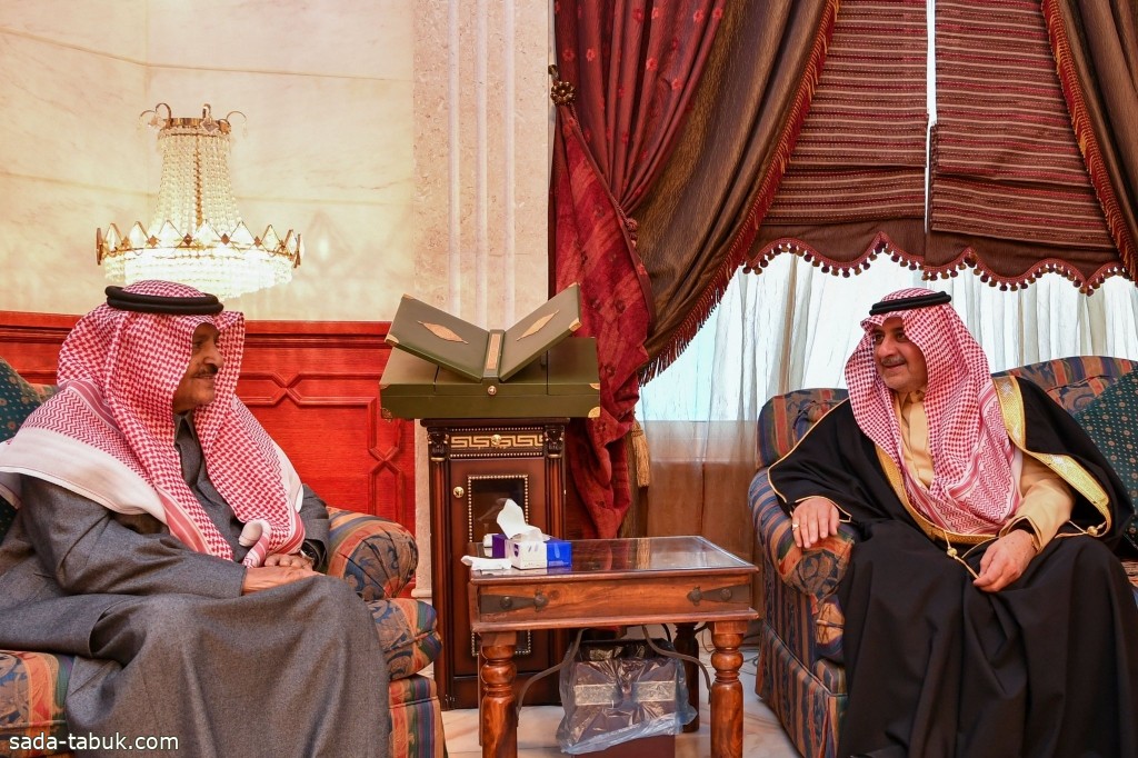 أمير منطقة تبوك يزور الشيخ احمد الخريصي في منزله للاطمئنان على صحته
