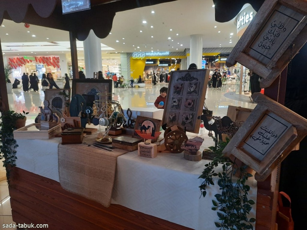 الهدايا الخشبية تجذب زوار مهرجان الخير للأسر المنتجة في تبوك بارك
