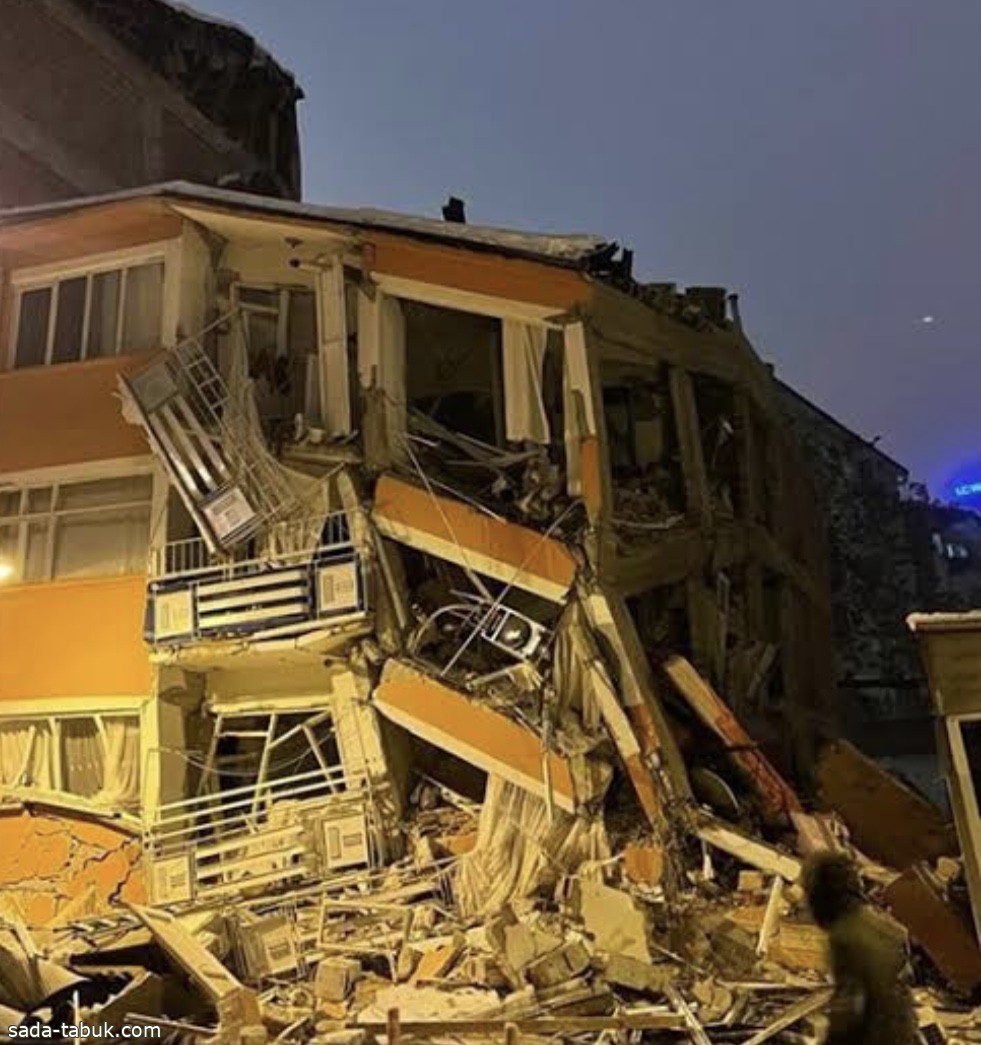 زلزال عنيف يضرب تركيا وسوريا.. قتلى وعالقون تحت الأنقاض