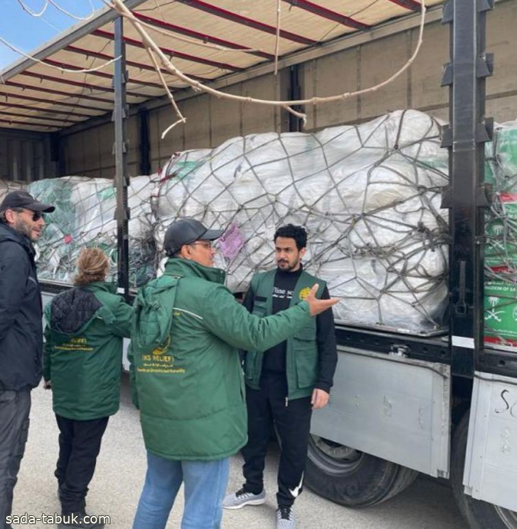 مركز الملك سلمان للإغاثة يواصل توزيع المواد الإغاثية لمتضرري الزلزال في قرية كويولو التابعة لولاية أضنة بتركيا