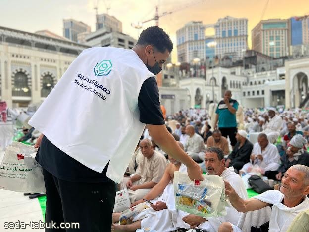 جمعية الحديبية توزع 45.000 وجبة "إفطار صائم" في المسجد الحرام خلال النصف الأول من رمضان