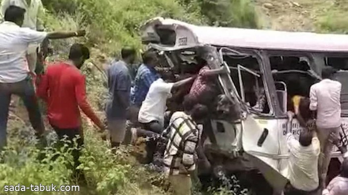 مصرع 12 شخصًا في سقوط حافلة ركاب بواد في الهند