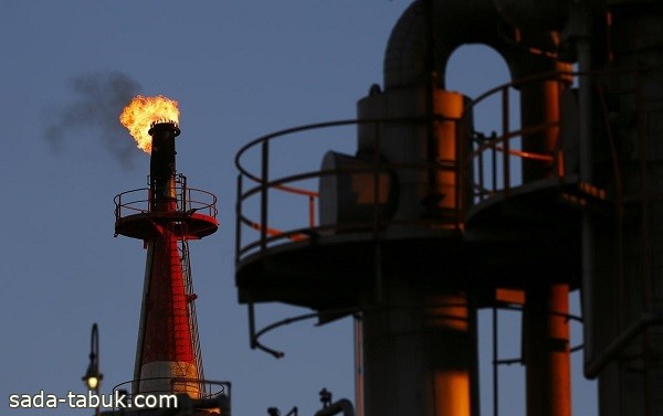 اتساع الفجوة العالمية بين العرض والطلب على النفط يدفع الأسعار نحو 100 دولار للبرميل
