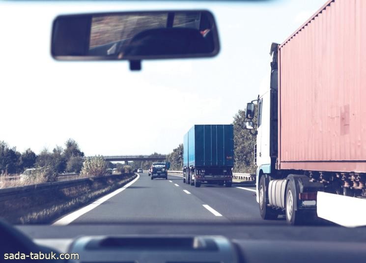 "المرور": 4 إرشادات يجب اتباعها أثناء القيادة بجانب الشاحنات
