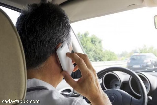 «المرور»: استخدام الهاتف أثناء القيادة من أبرز المشتتات المُسببة للحوادث