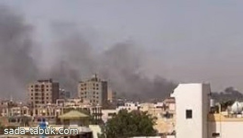 تصاعد أعمدة الدخان في سماء الخرطوم إثر استهداف محيط المطار والقيادة العامة
