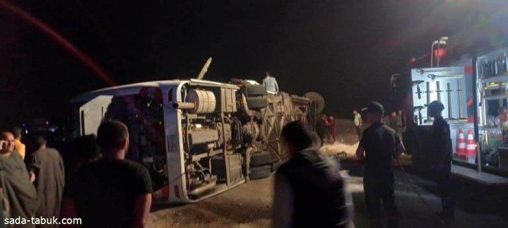 مصرع 14 وإصابة 27 بتصادم حافلة وشاحنة في مصر