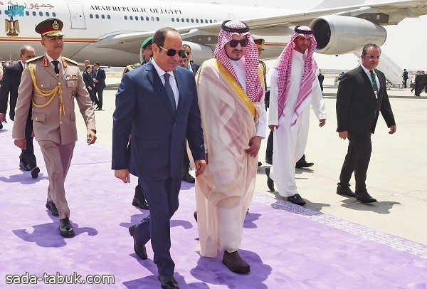 الرئيس المصري يصل جدة للمشاركة في القمة العربية الـ 32