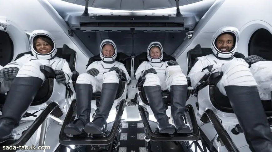 علي وريانة يحييان ذويهما وأصدقائهما استعدادًا لصعود مركبة الفضاء