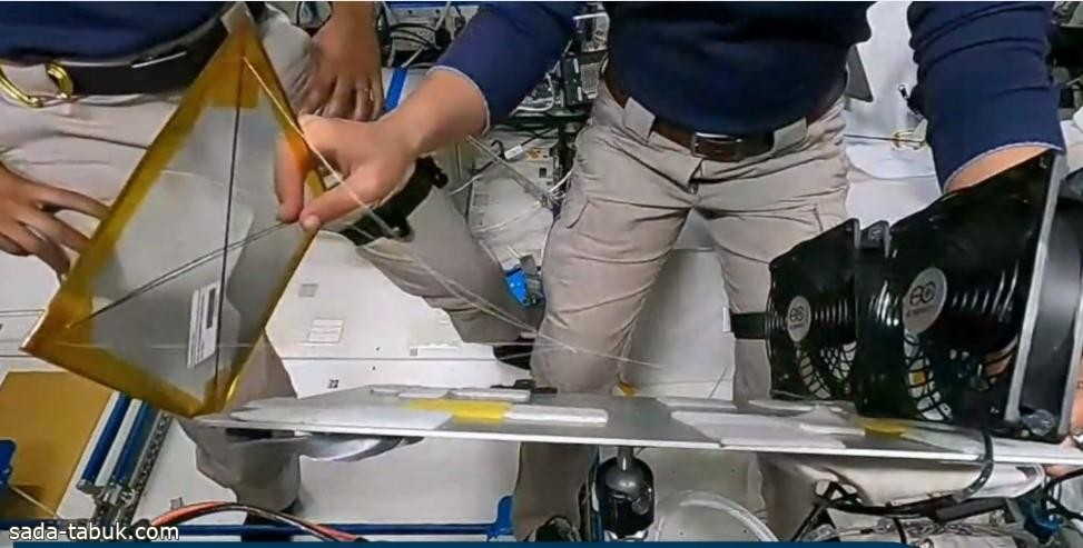 رائدا الفضاء والطلاب في تجربة تفاعلية عن "الطائرة الورقية" في الجاذبية الصغرى