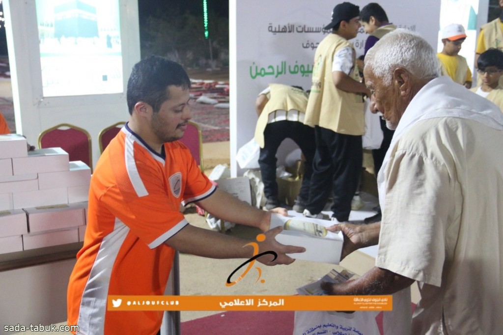 نادي الجوف لذوي الاحتياجات الخاصة يقوم بتوزيع 250 وجبة بمدينة الحجاج بأبو عجرم.