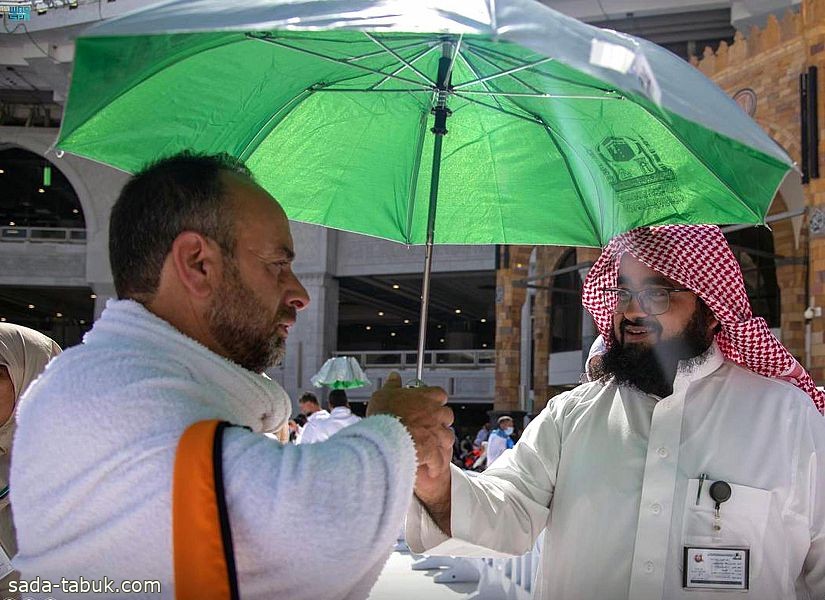 رئاسة شؤون الحرمين توزع مظلات شمسية للحجاج لحمايتهم من أشعة الشمس