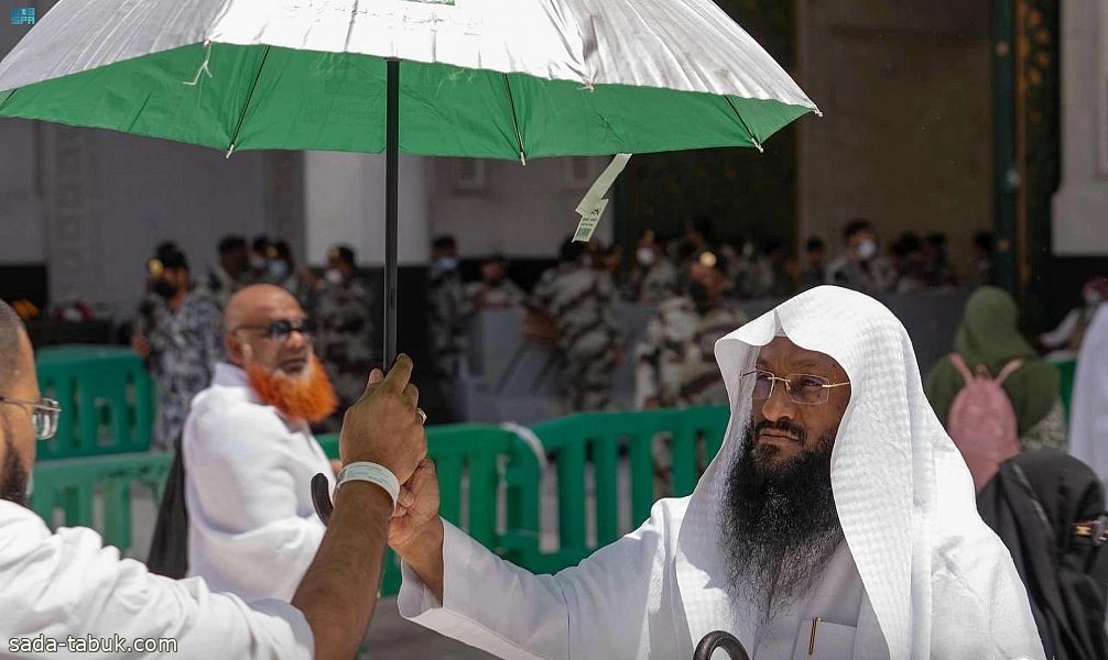 "شؤون الحرمين" توزع (12) ألف مظلة و(3) آلاف سجادة على قاصدي المسجد الحرام